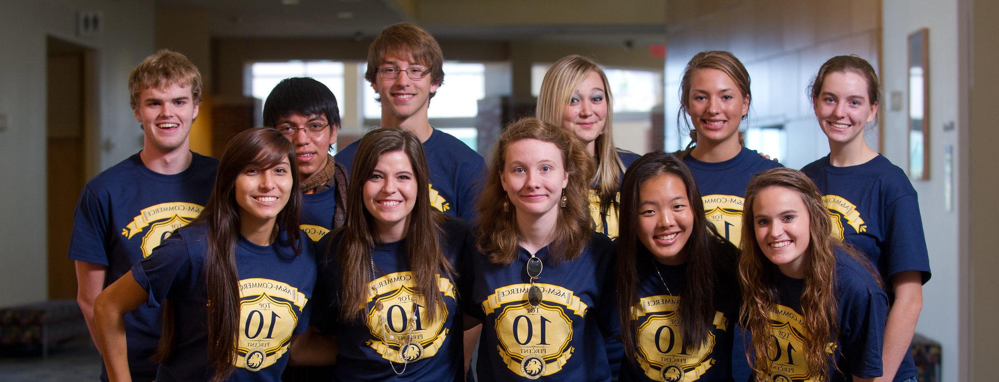 一群高中生穿着印有“前10%高中学生”字样的t恤.