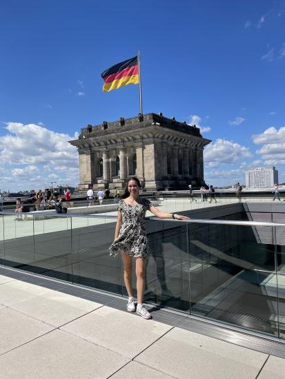 一名女学生举着德国国旗站在大楼前.