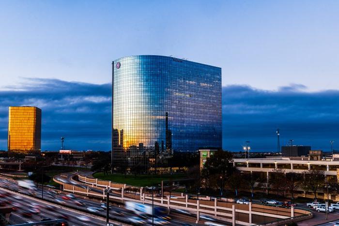 达拉斯的一幢高层建筑矗立在繁忙的高速公路旁.